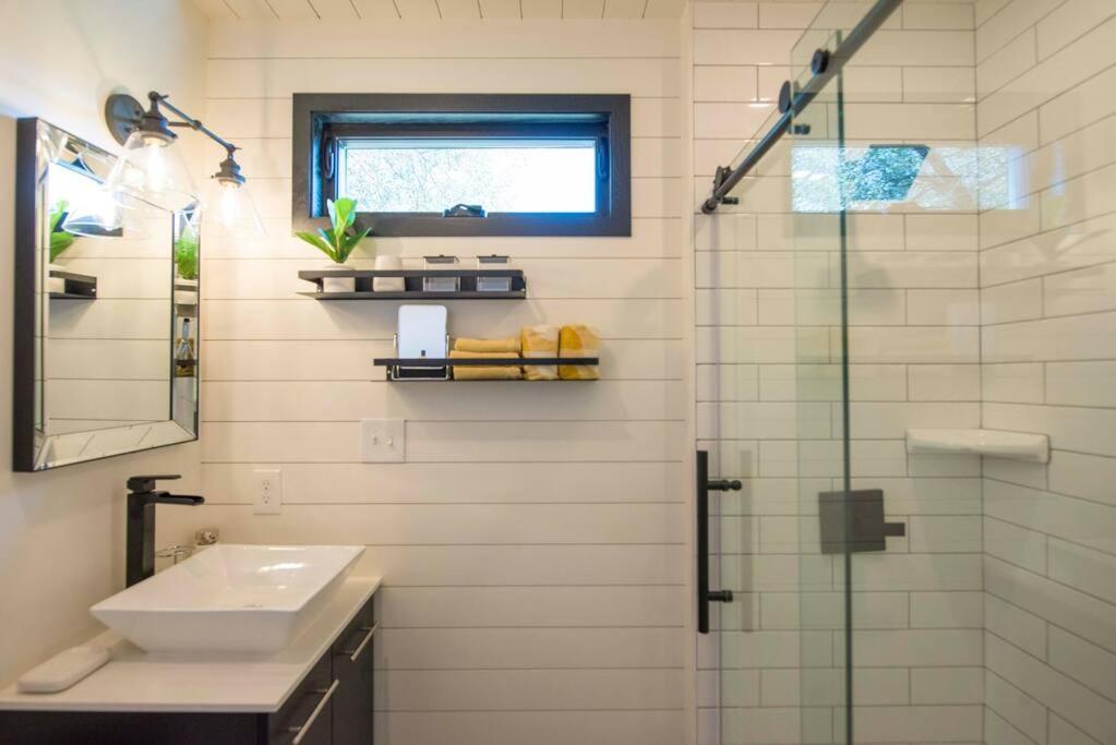 The Zephyr Modern Luxe Container Home Bellmead Exterior photo